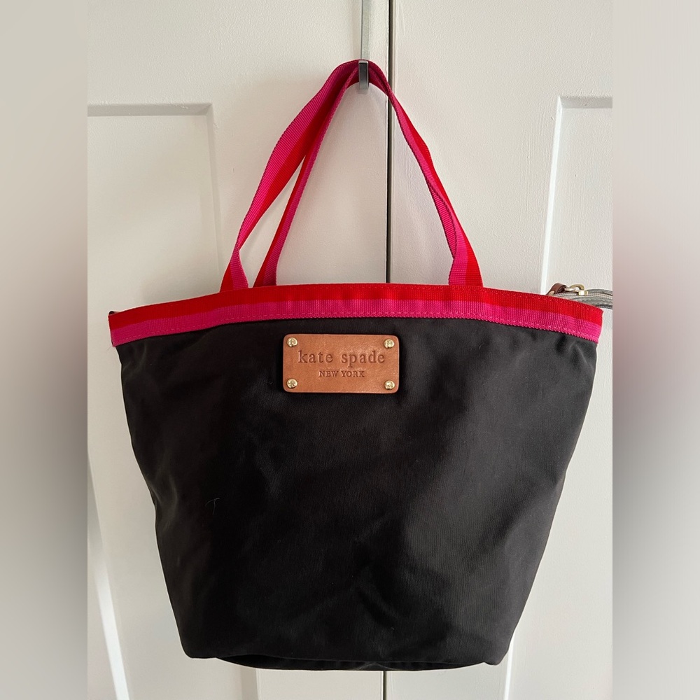Vintage Kate Spade bucket bag with short handles.